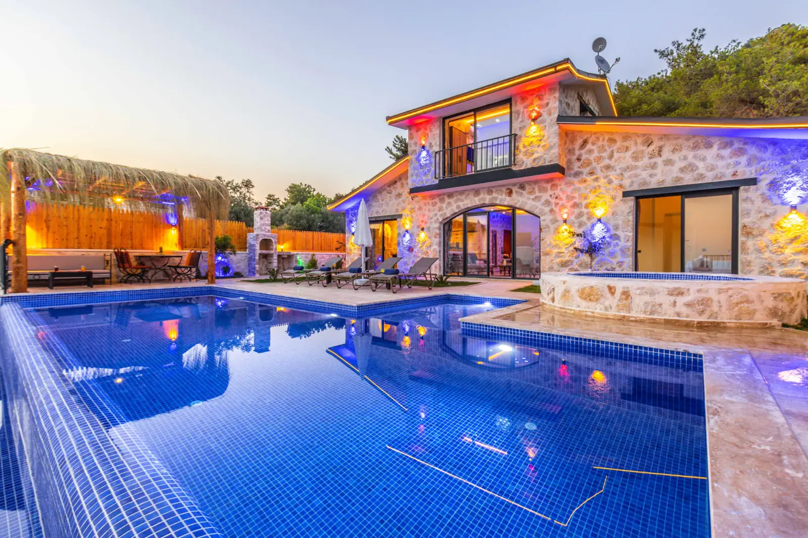 Havuzlu taş villa tadilat projesi